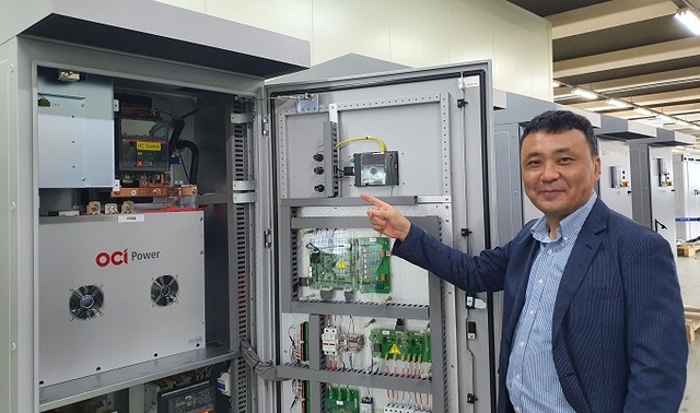 OCI파워(주) 허기무 대표가 신제품 DC1500V 인버터에 대해 설명하고 있다.