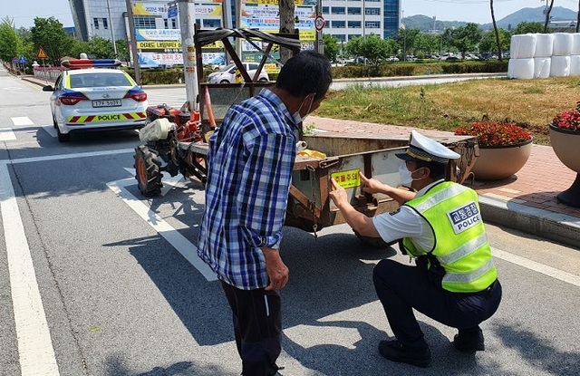 12일 임실경찰서가 농기계를 대상으로 야광반사지 부착 및 안전운행 홍보활동을 펼쳤다.