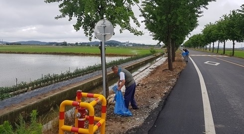 김제시 진봉면이 만경강 8km 하천변에 방치된 쓰레기를 수거하고 있다.