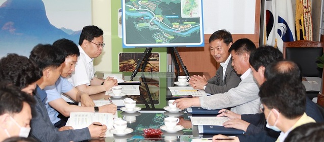 12일 진안군을 방문한 김용관 산림청 산림복지국장과 전춘성 군수 등이 지덕권산림치유원 조성에 상호 협력하기로 다짐했다.