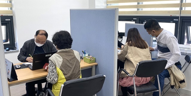 무주군이 실업급여 관련 민원인들을 위해 운영하는 ‘찾아가는 출장상담소’.