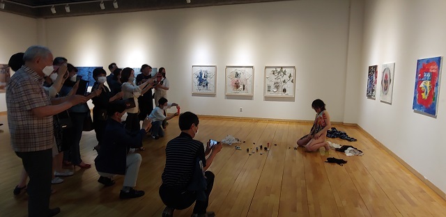 지난 11일 오후 6시 전주 우진문화공간 전시실에서 열린 AX 창립전 기념 행위미술 퍼포먼스가 마무리되고 관객들이 사진 촬영 시간을 갖고 있다.