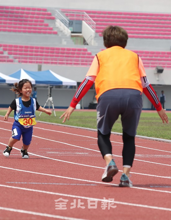 조현욱 기자 작품 '엄마 나 잘 달렸죠'