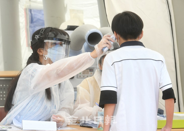 모든 학생들이 등교개학을 하면서 교사와 학생들 모두 코로나19 확산방지를 위해 하루종일 마스크를 쓰고 생활하는 등 피로도가 가중되고 있는 가운데 12일 전주덕진선별진료소에서 한 학생이 검사를 받고 있다. 오세림 기자