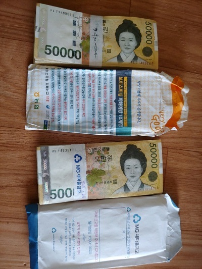 진안군 구룡리에 있는 쓰레기 매립지에서 매트리스를 분해하던 중 발견된 5만원권 지폐. 사진제공= 전북지방경찰청.