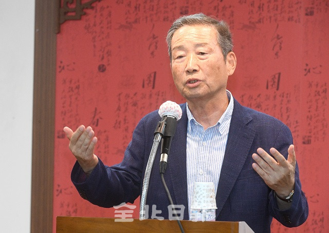 전북일보 리더스아카데미 제7기 7강이 지난 11일 전북일보사 우석대 공자아카데미에서 열린 가운데 조선대학교 한문과 인성교육 교수로 변신한 개그맨 출신 김병조 교수가 '오상으로 배우는 리더십'을 주제로 강연하고 있다. 오세림 기자