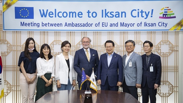 15일 정헌율 익산시장이 시청을 방문한 미하엘 라이터러 주한 유럽연합 대사와 특별 간담회를 열고 기념촬영을 하고 있다.