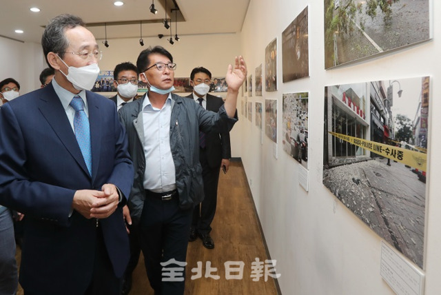 15일 전주덕진공원 시민갤러리에서 열린 '2020 전북보도사진전'에서 송하진 도지사가 사진을 감상하고 있다. 조현욱 기자