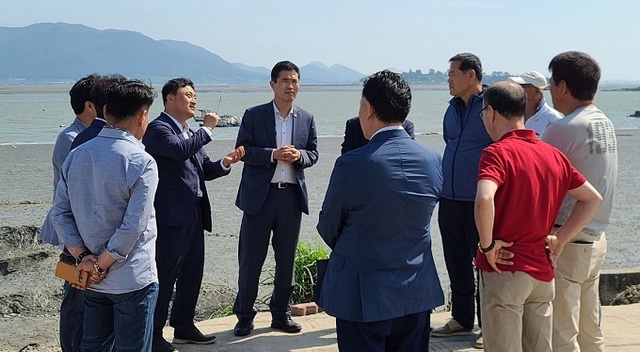 이원택 국회의원이 지난 주말 내린 비로 침수 피해를 입은 김제·부안 농경지 해수 역류피해 현장을 찾아 피해실태를 점검했다.
