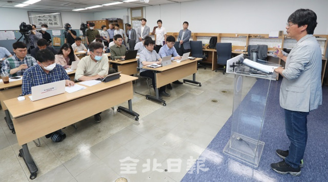 15일 전주시청 브리핑룸에서 열린 옛 대한방직 부지 관련 공론화위원회 브리핑에서 이정현 간사가 기자들의 질의에 답변하고 있다. 조현욱 기자