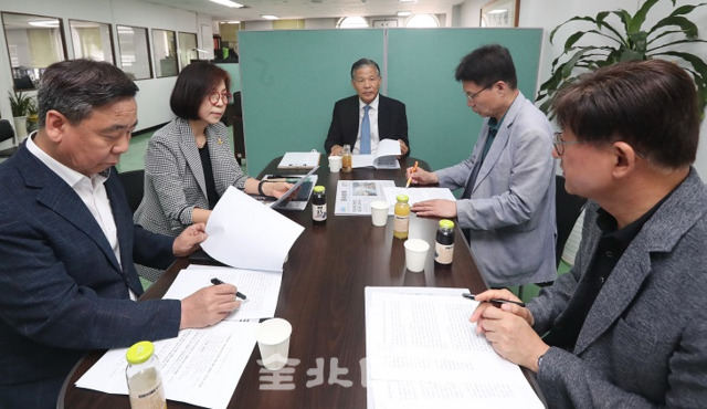 15일 전북일보 편집국장실에서 제9기 독자권익위원회 제77차 정기회의가 열린 가운데 송현만 위원장 및 위원들이 의견을 나누고 있다. 조현욱 기자