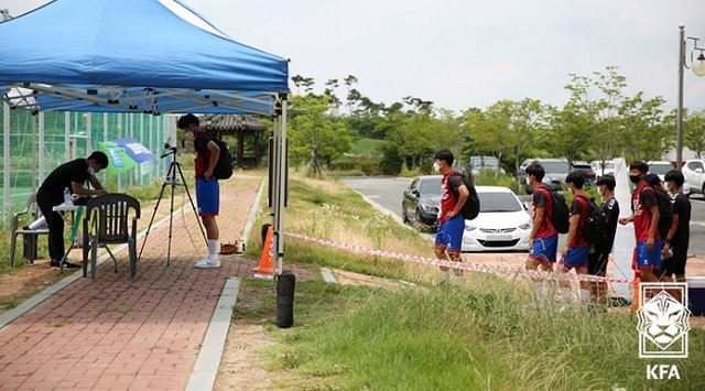 2020 전국 고등축구리그에 참가하는 선수들이 체온 체크를 받고 있다. 사진제공=대한축구협회.