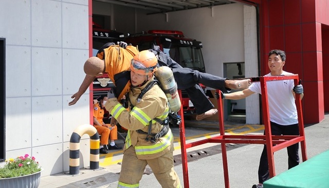 16일 전주덕진소방서 훈련탑에서 소방공무원 긴급구조 역량 강화를 위한 ‘전라북도 최강소방관 기술경연대회’가 열렸다.