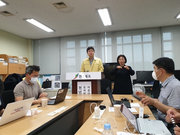 강영석 전북도 보건의료과장이 전북 22번째 코로나19 확진자에 대해 브리핑하고 있다. 사진=천경석 기자