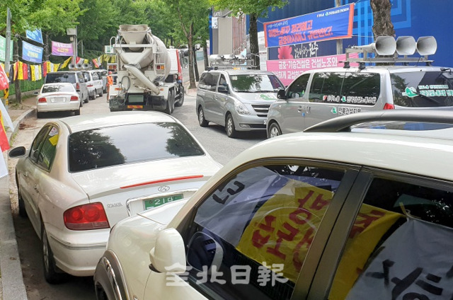 전주시 완산구 힐스테이트어울림아파트 공사현장 앞 따박골로가 공사현장을 드나드는 대형트럭과 불법주정차 차량들로 인해 통행이 어려워 지역주민들의 불편이 이어지고 있는 가운데 17일 레미콘차량이 좁은 도로를 지나고 있다. 오세림 기자