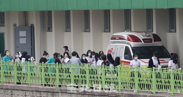 전주여자고등학교에서 전북지역 22번째 코로나19 확진자가 나온 17일 학교에 있던 학생과 교직원 900여 명이 코로나19 검사를 받기 위해서 강당으로 이동하고 있는 가운데 이동 통제가 이루어지지 않아 안전거리를 지키지 않는 등 2차 감염이 우려되고 있다. 조현욱 기자