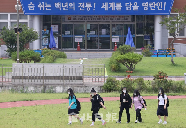 전주여자고등학교에서 전북지역 22번째 코로나19 확진자가 나온 17일 검체 채취를 마친 학생들이 하교를 하고 있다. 조현욱 기자