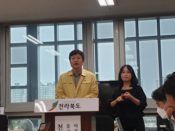 18일 강영석 도 보건의료과장이 전북 코로나19 22번째 확진자와 관련해 브리핑하고 있다. 사진=천경석 기자