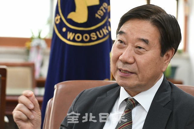 취임 100일을 맞은 우석대학교 남천현 총장이 구성원들과의 소통과 화합으로 '100년 명문'으로 성장하기 위한 밑바탕을 만들어 가겠다며 새로운 도약의 청사진을 제시하고 있다. 오세림 기자