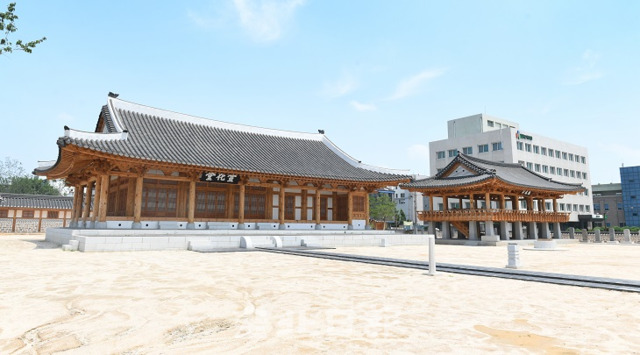 전라감영 재창조 복원사업이 마무리 단계에 들어서며 21일 선화당과 관풍각이 모습을 들어내고 있다. 오세림 기자