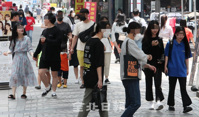 도내에 코로나19 확진 환자가 늘어나고 있는 가운데 20일 주말을 맞아 전주 객사에 마스크를 쓰지 않은 시민들이 몰려 코로나19 감염이 우려되고 있다. 조현욱 기자