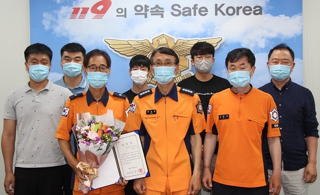 22일 김제소방서가 올해 2분기 ‘으뜸 귀감 소방관’으로 금산119안전센터 이신용 소방위를 선발하고 표창장을 수여했다.