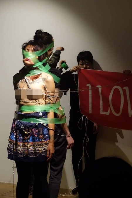 2018년 3월 21일 도쿄 ARTS 3331, 미얀마 여성작가 타미지와 스페인 작가를 끈으로 묶은 퍼포먼스, 'I LOVE YOU, I HATE YOU!'.