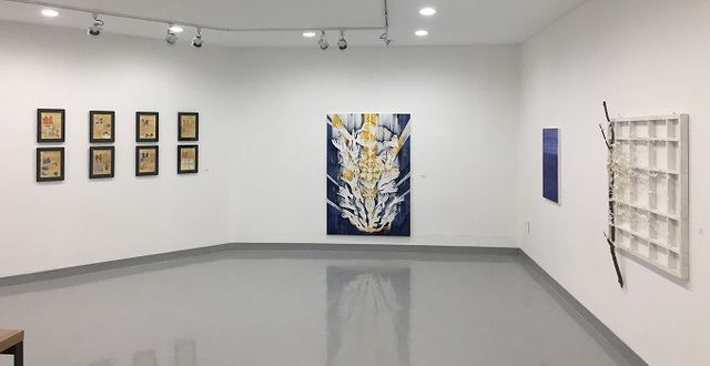 연석산미술관 레지던스 1·2·3기 입주작가 교류전이 열리고 있는 미술관 전시실 모습.