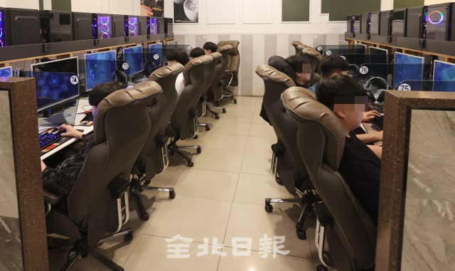 코로나19가 재확산 중인 22일 방명록 허위 기재와 전자출입명부 미도입으로 인해 PC방 방문객 신원 확인이 불명한 가운데 전주의 한 피시방에 방명록을 적지 않은 손님들이 안전거리를 지키지 않고 게임을 하고 있다. 조현욱 기자