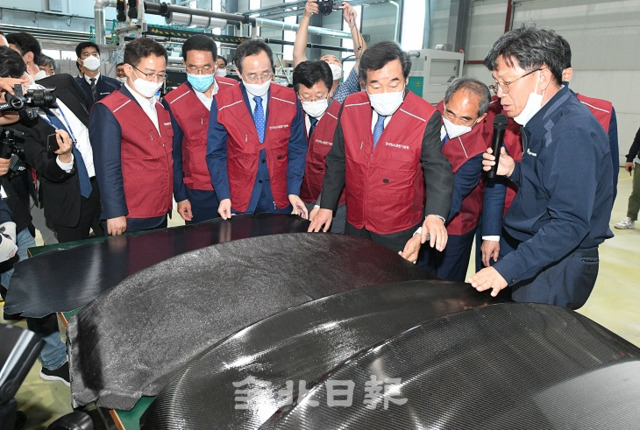 더불어민주당 코로나19 국난극복위원회는 22일 전북을 방문해 도청에서 호남권 간담회를 열고 한국탄소융합기술원 상용화센터를 찾은 가운데 이낙연 위원장과 송하진 도지사 등이 상용화를 위해 만들어진 탄소소재 시제품을 살펴보고 있다. 오세림 기자