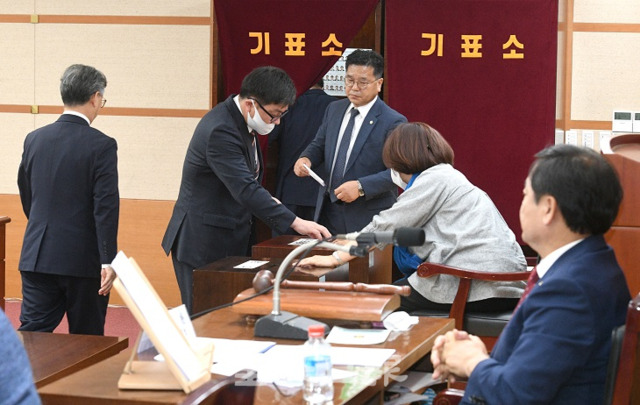 제11대 더불어민주당 전북도의회 후반기 의장단 및 상임위원장 후보 선출 투표가 22일 열린 가운데 의원들이 투표하고 있다. 오세림 기자