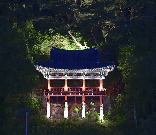 야간 조명을 설치한 금수정.