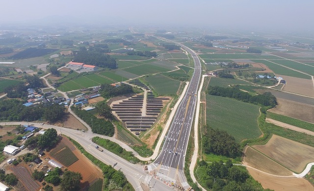 국도 29호선 정읍-신태인 2공구 도로건설공사가 마무리돼 26일 오후 5시부터 차량통행을 시작한다. 사진은 개통을 앞두고 있는  평교교차로 구간 모습.