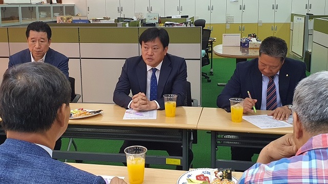 지난 22일 정강선 회장 등 도 체육회 임원들이 전주비전스포츠클럽을 방문해 애로사항을 청취하고 있다.