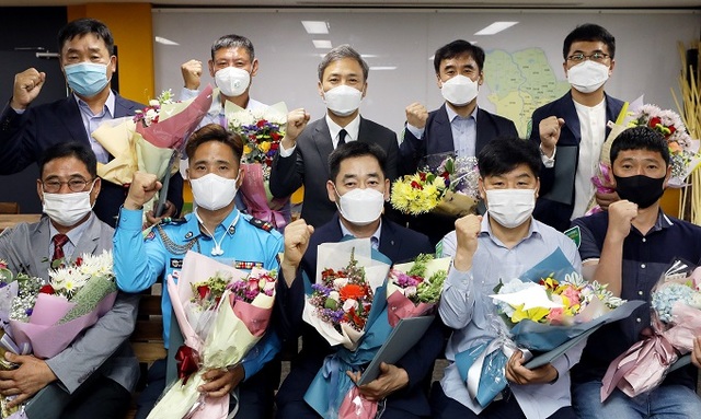 전주시가 시내버스 친절·안전기사 9명에게 표창장을 수여한 후 기념촬영을 하고 있다.