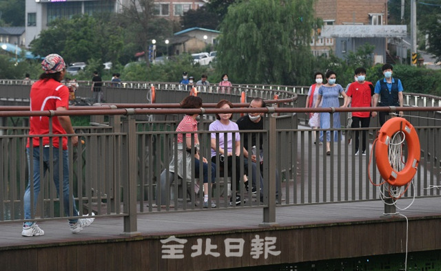 전주시가 시민들의 저수지 산책로로 조성한 아중저수지 데크가 23일 시민들의 사랑을 받고 있지만 최근 인명피해가 발생하는 사고가 이어져 안전장치 마련 등이 요구되고 있다. 오세림 기자