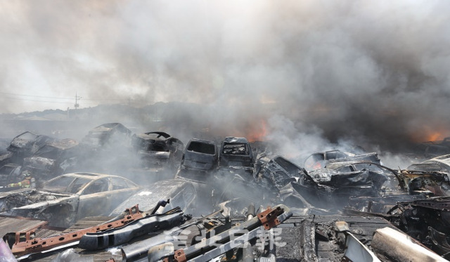 지난 19일 화재가 발생한 전주시 팔복동의 한 폐차장. 전북일보 자료사진.