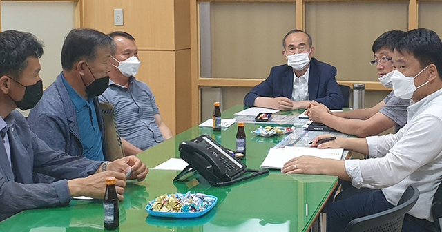 전주대대 이전 반대 백구면 비상대책위원회 김철갑 위원장 등이 지난 22일 김제시를 방문해 박준배 시장과 이야기하고 있다.