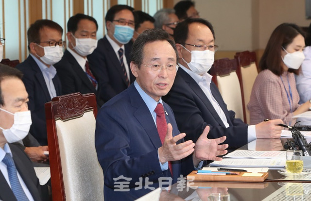 24일 전북도청에서 열린 민선 7기 2주년 기자간담회에서 송하진 도지사가 그동안의 성과와 향후 도정 운영방향에 대해 말하고 있다. 조현욱 기자