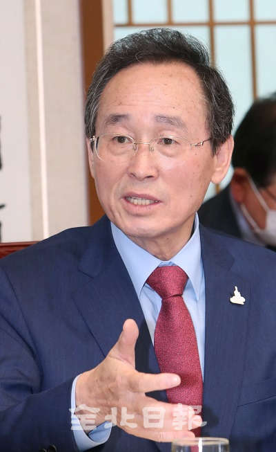 민선 7기 2주년 기자간담회가 전북도청에서 열린 24일 송하진 도지사가 기자들의 질의에 답변하고 있다. 조현욱 기자