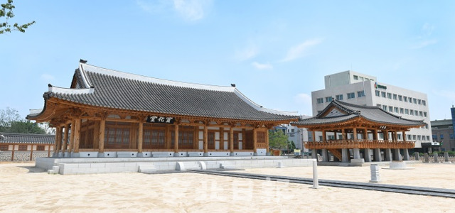 전라감영 재창조 복원공사가 마무리 단계에 접어 들며 개방을 앞두고 있는 가운데 선화당과 관풍각 등 주요핵심 건물이 옛 위용을 들어내고 있다. 오세림 기자