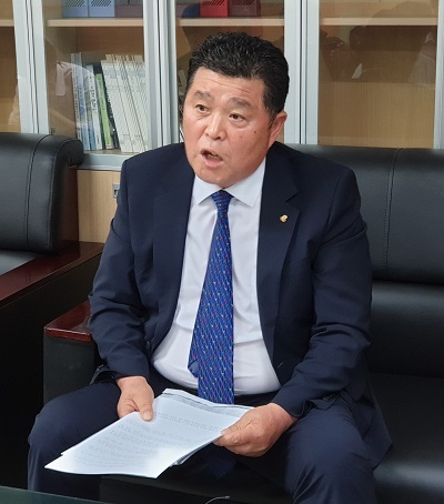 24일 전라북도체육회관에서 김병열 장수군체육회장이 기자회견을 열고 갑질 의혹에 대해 반박하고 있다.