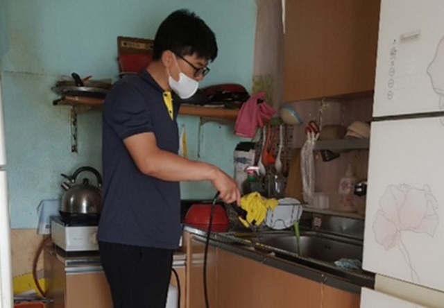 익산시가 관내 취약계층 가구를 찾아 여름철 홈 방역 서비스를 하고 있다.