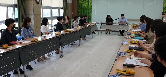 전담사회복지사들이 참석한 가운데 개최된 현지 간담회 모습.