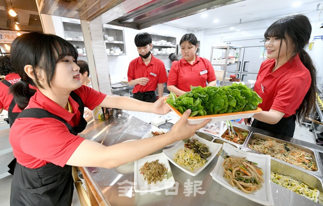 사회적협동조합 청소년자립학교가 25일 익산에 전국에서 처음으로 청소년의 자립을 지원하는 '청년식당'을 개소해 청소년들이 직접 음식을 나르며 운영하고 있다. 오세림 기자