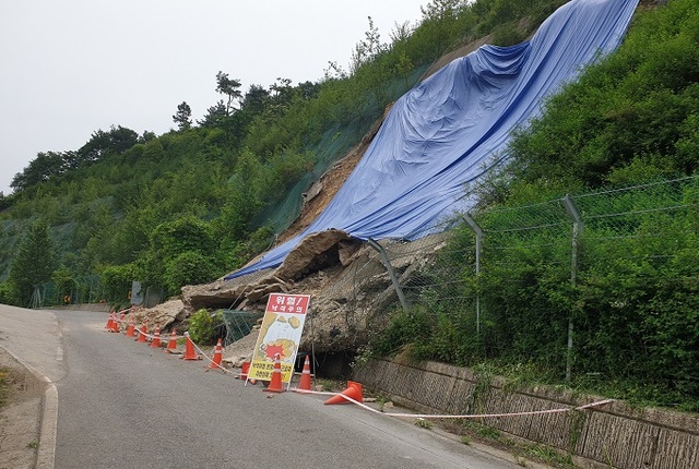 진안군 부귀면 황금리 봉황마을 진입로 붕괴 현장.