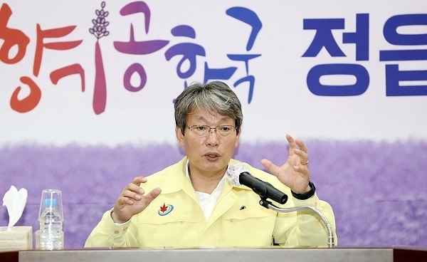 지난 26일 유진섭 정읍시장이 시청 재난안전상황실에서 민선 7기 취임 2주년 기자회견을 하고 있다.