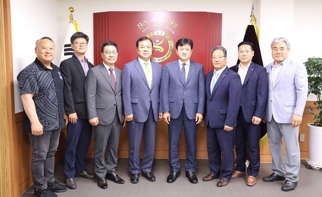 지난 26일 한국체대 총장실에서 전북체육회와 한국체육대학교가 정책간담회를 갖고 기념촬영을 하고 있다.