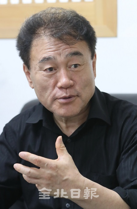 이기전 전북문화관광재단 대표이사가 본보와의 인터뷰에서 앞으로 재단을 이끌어갈 방향에 대해 말하고 있다. 조현욱 기자