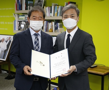 전주시 동물복지 총괄자문관으로 위촉된 임채웅 전북대학교 수의학과 교수(왼쪽)와 김승수 전주시장이 기념촬영을 하고 있다.